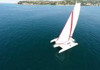barca a vela trimarano foto aerea